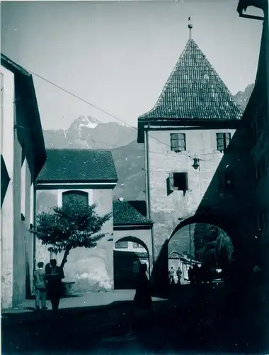 Foto Meran Merano Südtirol, Straßenpartie, Tor