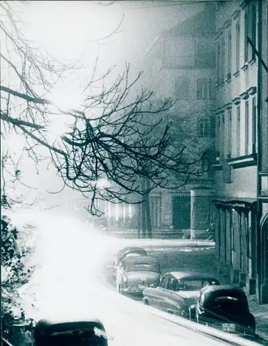 Foto München?, Nächtlicher Glanz, Straßenpartie in einer Stadt, Lichtspuren vorbeifahrender Autos