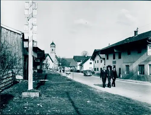 Foto Holzkirchen in Oberbayern, Oberbayerisches Dorf, Straßenpartie, Kirche