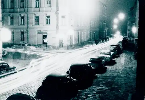 Foto Schwabing München, Schwabin hat Gäste, Straßenpartie, Lichtspuren vorbeifahrender Autos