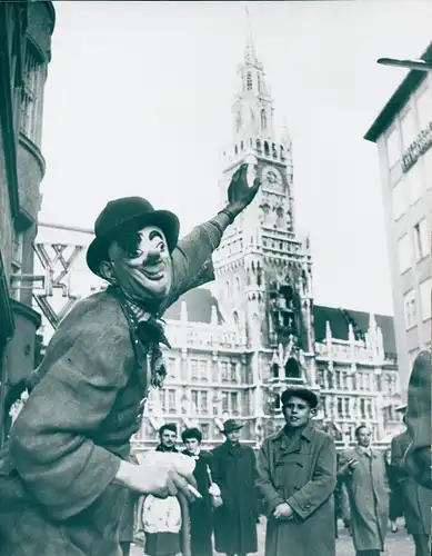 Foto München, Fasching, Person im Clownskostüm, Rathaus