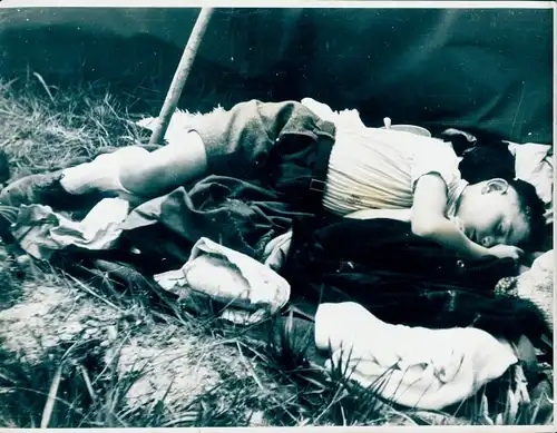Foto Beim Packen eingeschlafen, Schlafendes Kind, Junge liegt auf Kleidungsstücken