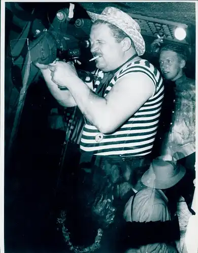 Foto Kostümierter Mann mit einer Kamera, Zigarette