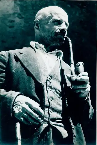 Foto Alter Rentner, Mann mit Pfeife, Portrait