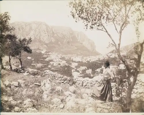 Foto Capri Neapel Campania, Frau auf einem Hügel, Blick ins Tal, Stadt