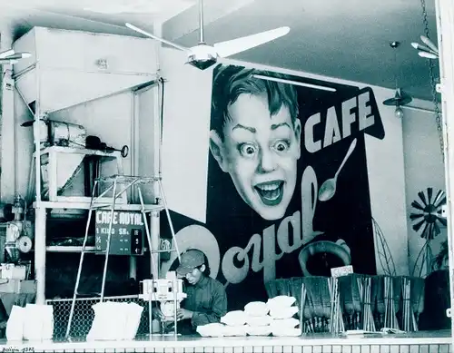 Foto Kaffeegeschäft, Verkaufstresen, Wandreklame Cafe Royal, Kaffeesäcke, Besen