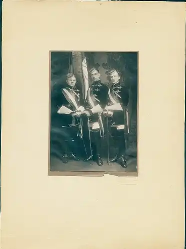 Foto Drei Studenten in Uniform, Standportrait
