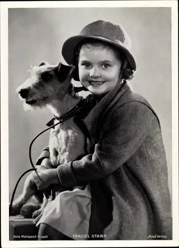 Foto Schauspielerin Traudl Stark, Portrait mit Terrier