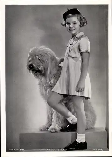 Foto Schauspielerin Traudl Stark, Portrait mit Hund