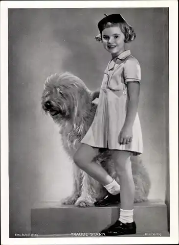 Foto Schauspielerin Traudl Stark, Portrait mit Hund