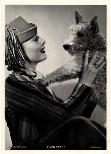Foto Schauspielerin Ellen Frank mit Terrier