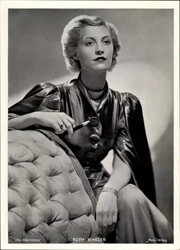 Foto Schauspielerin Ruth Eweler, Portrait, Zigarette