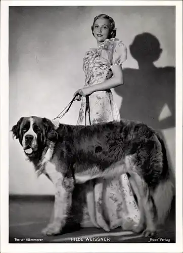 Foto Schauspielerin Hilde Weissner, Standportrait im Kleid, Hund, Bernhardiner