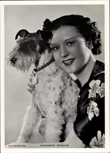 Foto Schauspielerin Marianne Stanior mit Terrier