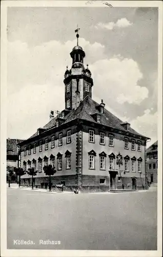 Ak Kölleda Thüringen, Straßenpartie mit Blick auf das Rathaus, Fassade