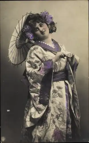 Foto Ak Portrait einer Frau in japanischer Tracht, Sonnenschirm, Blumen
