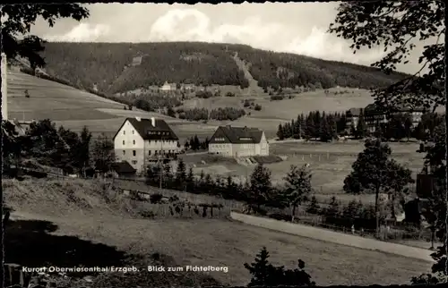 Ak Oberwiesenthal im Erzgebirge, Blick zum Fichtelberg