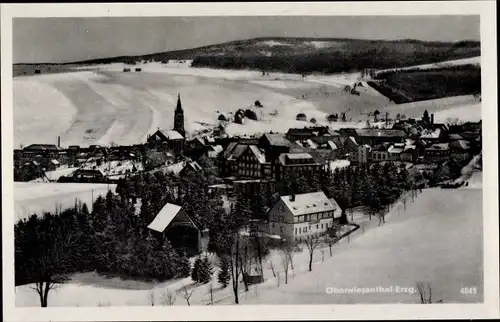 Ak Oberwiesenthal im Erzgebirge, Gesamtansicht im Winter