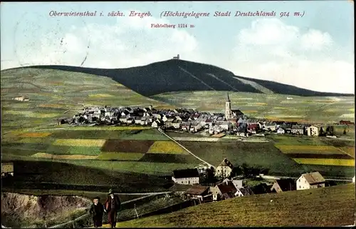 Ak Oberwiesenthal im Erzgebirge Sachsen, Panorama mit Fichtelberg, Kirche