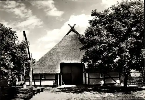 Ak Mueß Schwerin in Mecklenburg, Historisches Museum, Museumshof, Wohnhaus mit Brunnen