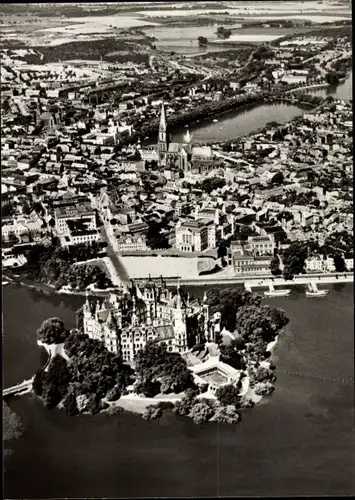 Ak Schwerin in Mecklenburg, Panorama, Stadt der Seen und Wälder, Schloss, Fliegeraufnahme