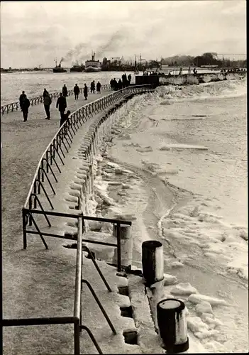Ak Ostseebad Warnemünde Rostock, Auf der Mole, Winter
