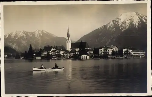 Foto Ak Rottach Egern in Oberbayern, Blick auf den Ort, Berge, Ruderboot, Kirche