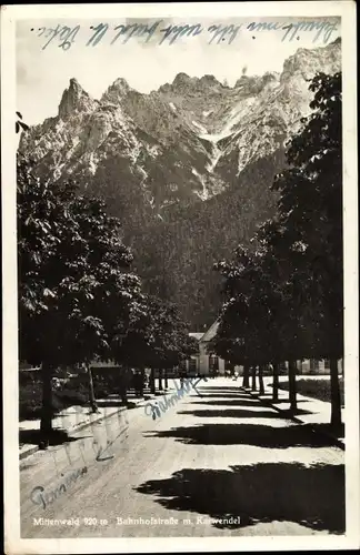 Ak Mittenwald in Oberbayern, Bahnhofstraße mit Karwendel
