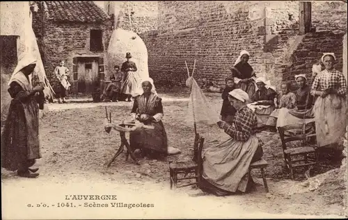 Ak L'Auvergne, Scenes Villageoises, Frauen in Trachten