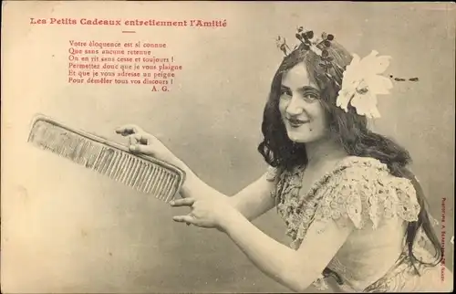 Ak Les Petits Cadeaux entretiennent l'Amitie, Frau mit Kamm