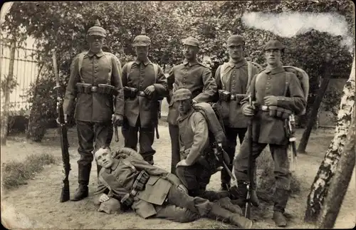 Foto Ak Deutsche Soldaten in Uniformen, Gruppenaufnahme