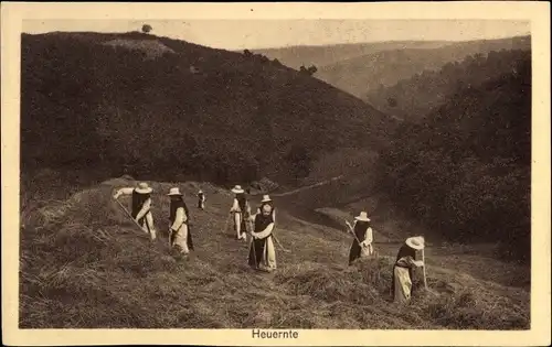 Ak Landschaft, Personen bei der Heuernte