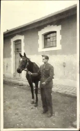 Foto Französischer Soldat in Uniform mit Pferd