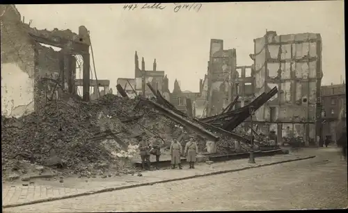 Foto Ak Lille Nord, Häuserruinen, deutsche Soldaten, Kriegszerstörung I. WK, 1917