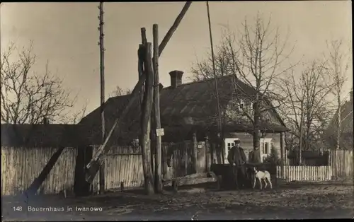 Ak Iwanowo Russland, Bauernhaus, Deutscher Soldat, Brunnen