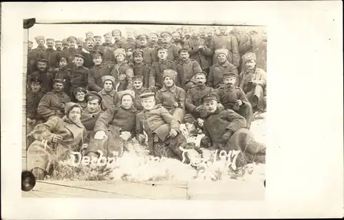 Foto Ak Deutsche und russische Soldaten in Uniform, Verbrüderung, Waffenstillstand Dezember 1917
