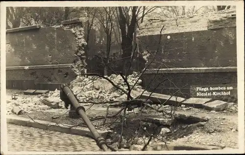 Foto Ak Berlin Prenzlauer Berg, Nikolaikirchhof, Zerstörung durch Fliegerbombe