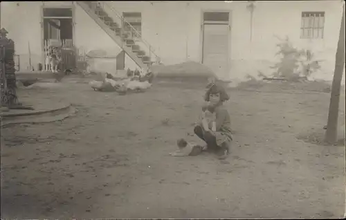 Foto Ak Pilchowice Pilchowitz Schlesien, Brüderkloster, Berthie Withans, Mädchen, Hundewelpe