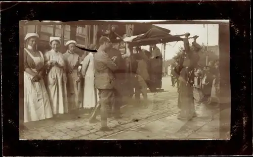 Foto Ak Gliwice Gleiwitz Oberschlesien, Ned. Ambulance, Lazarett Niederl. Rotes Kreuz, Verwundeter