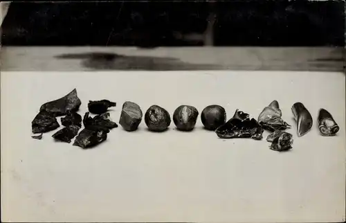 Foto Ak Gliwice Gleiwitz Schlesien, Lazarett Niederl. Rotes Kreuz, rausoperierte Munition, Patronen