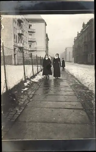 Foto Ak Gliwice Gleiwitz Oberschlesien, Moltkestraße, Krankenschwestern Niederländ. Rotes Kreuz