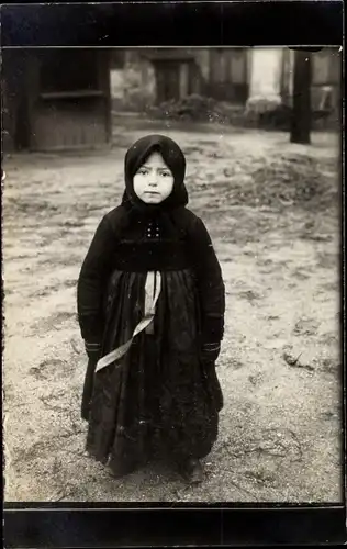 Foto Ak Kleines Mädchen im Mantel, Kapuze, Kinderportrait