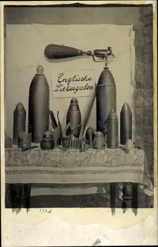 Foto Ak Englische Liebesgaben, britische Munition, Blindgänger, 1. WK