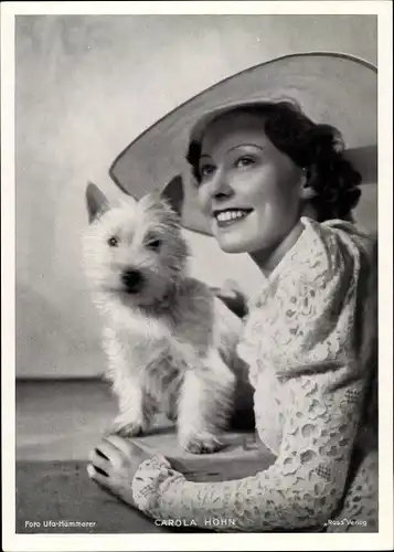 Foto Schauspielerin Carola Höhn, Portrait, West Highland Terrier