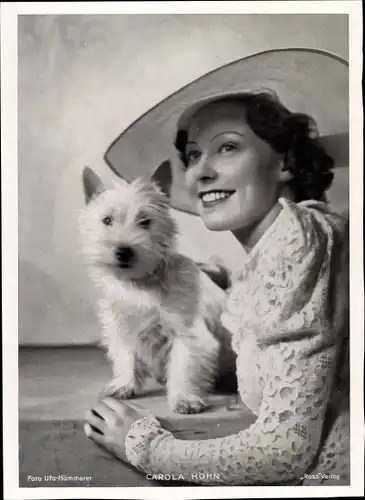 Foto Schauspielerin Carola Höhn, Portrait, West Highland Terrier