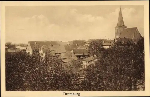 Ak Drawsko Pomorskie Dramburg Pommern, Blick auf den Ort mit Kirche