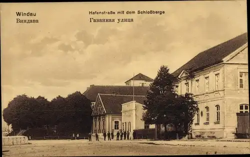 Ak Ventspils Windau Lettland, Hafenstraße mit Schlossberg