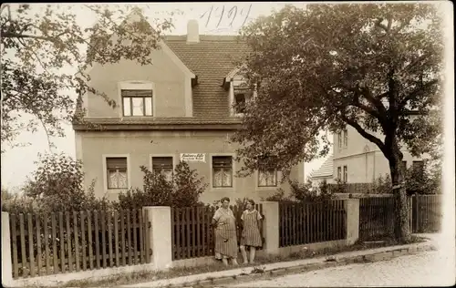 Foto Ak Melpitz Torgau an der Elbe, Frauen vor einem Wohnhaus, Beurteilung des Klageobjektes