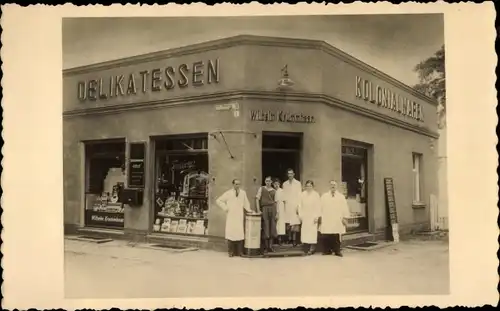 Foto Ak Fürstenwalde an der Spree, Kolonialwarenhandlung, Verkäufer vor dem Geschäft
