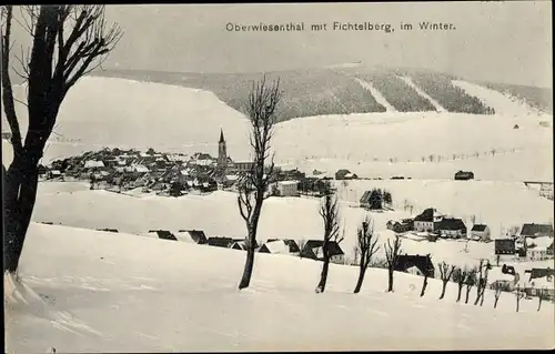 Ak Oberwiesenthal im Erzgebirge, Gesamtansicht mit Fichtelberg, Winter